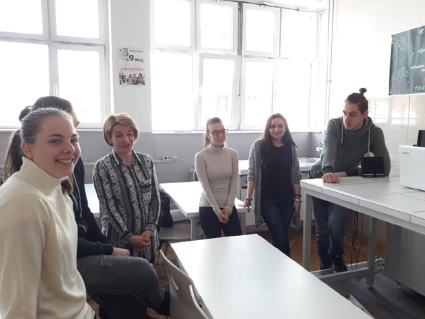 ЂАЦИ ОСМИСЛИЛИ ВИРТУЕЛНУ ЛАБОРАТОРИЈУ: Часови хемије постали много забавнији и безбеднији